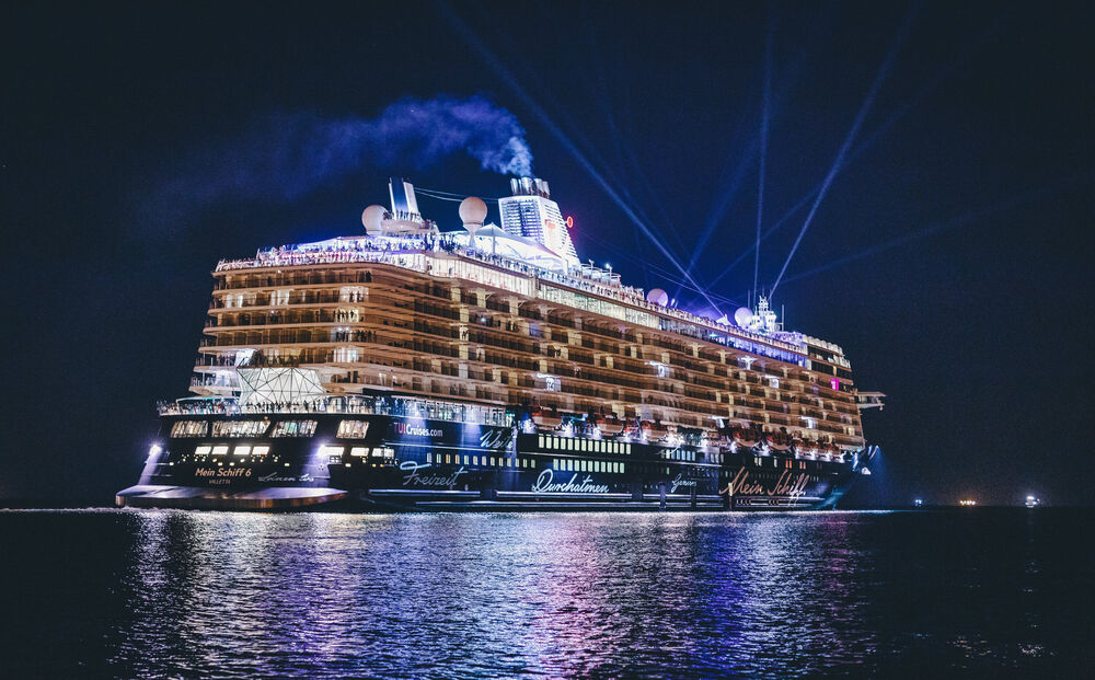 Riesige Welle trifft deutsches Kreuzfahrtschiff - “Mein Schiff 3“! Schwerer Zwischenfall auf See!