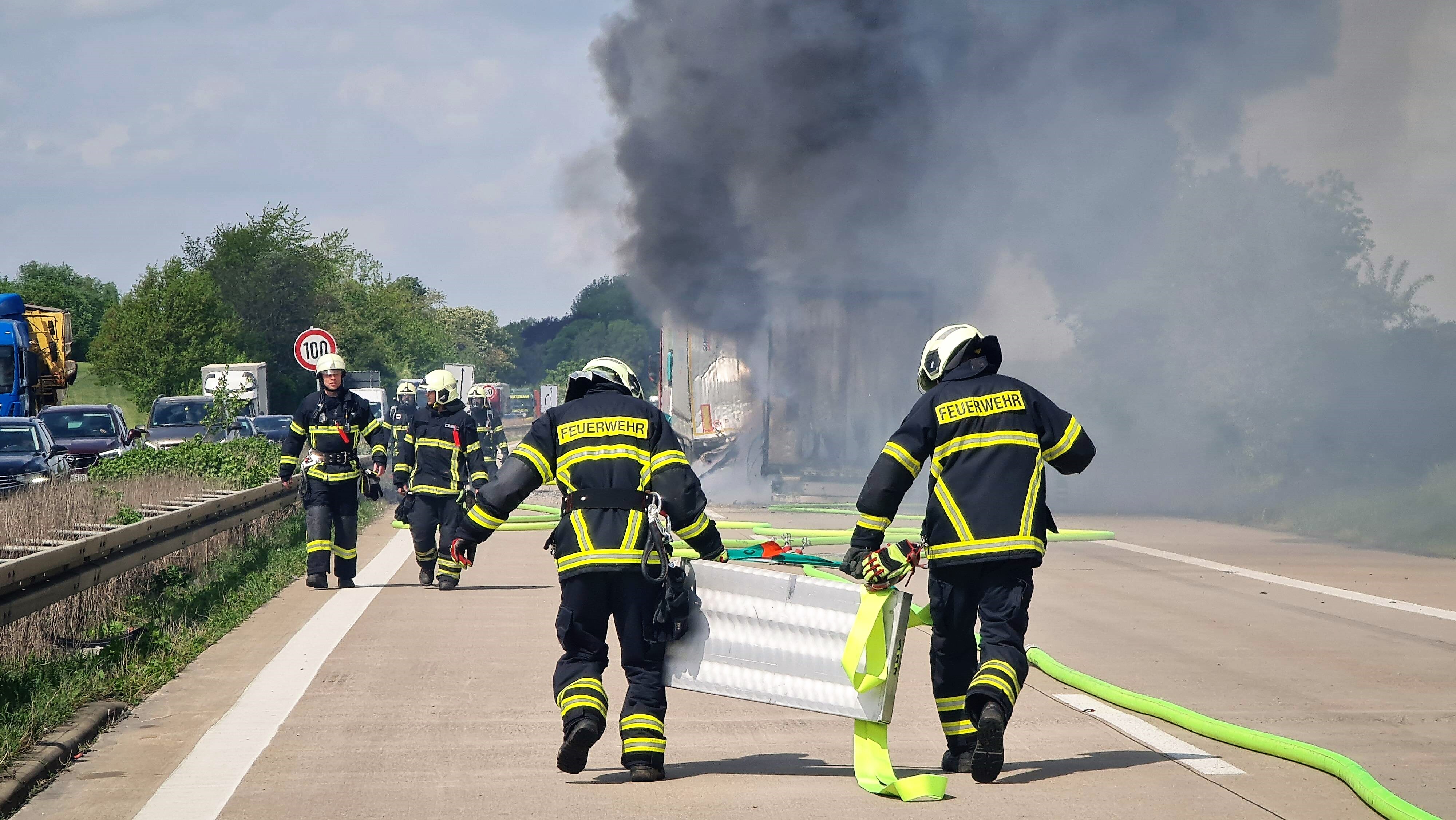 Familien-Drama bei Unfall auf der Autobahn – Mutter und Sohn verlieren ihr Leben bei schweren Unfall