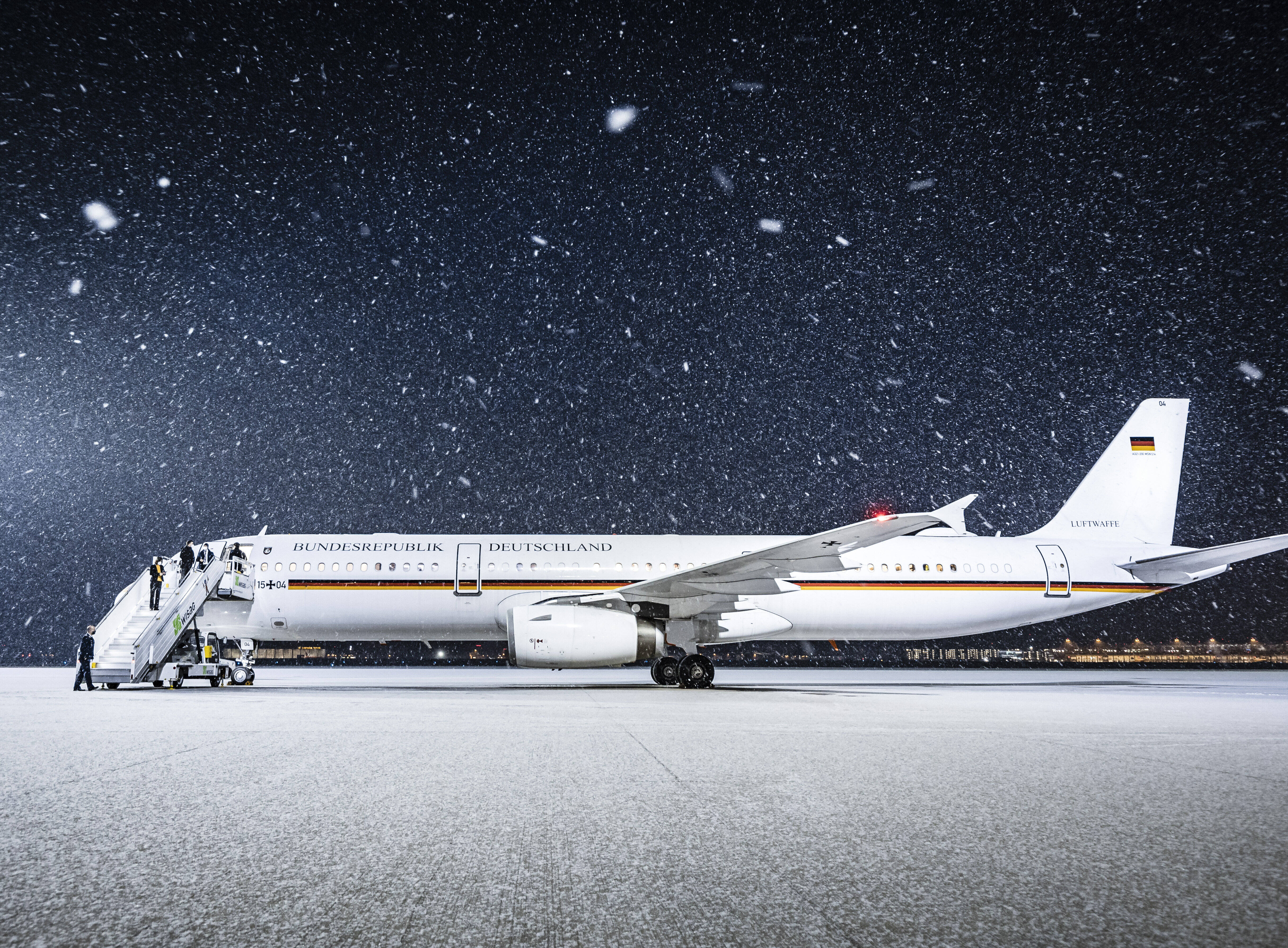 Habeck Regierungsflieger vom Blitz getroffen! Baerbocks Maschine muss durchstarten!