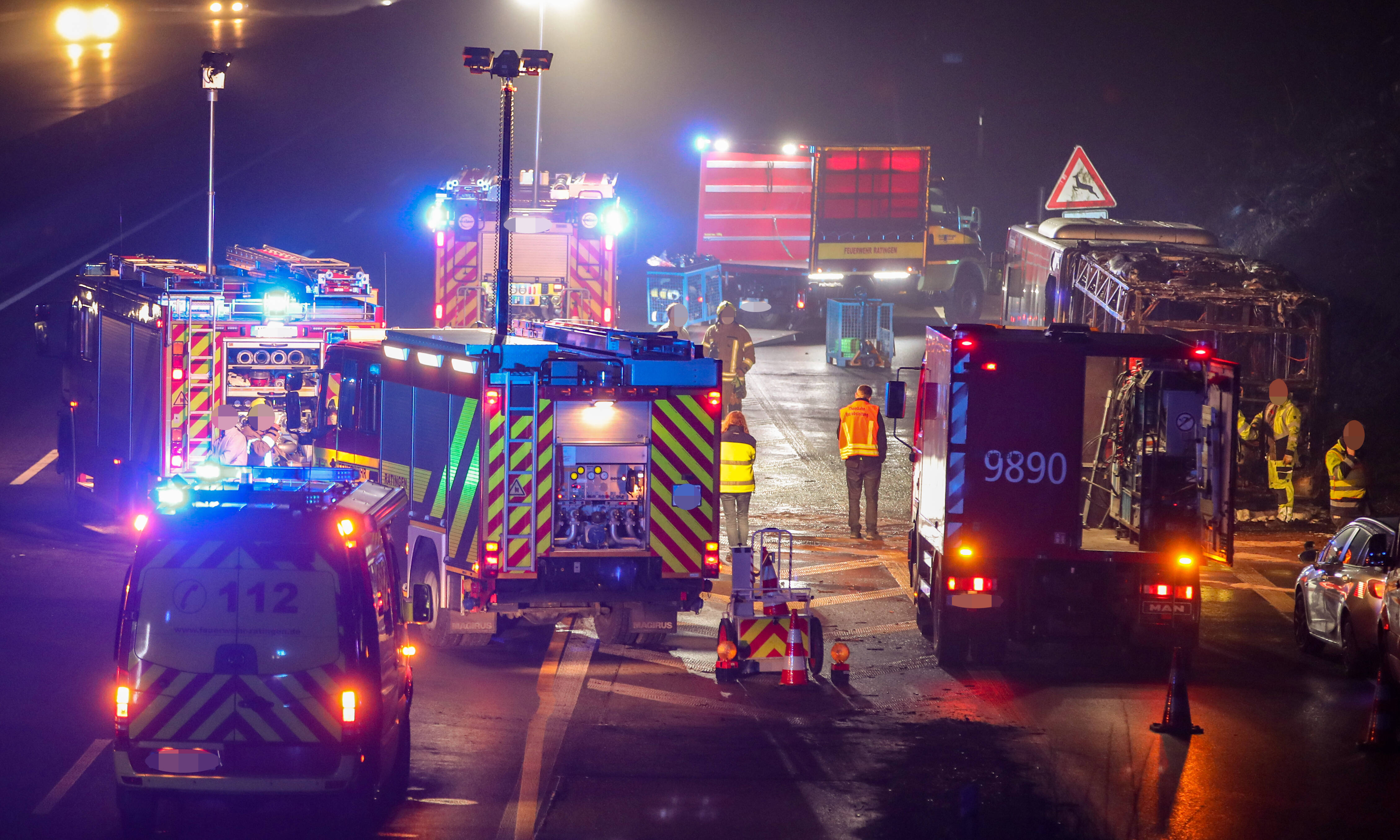 Tragischer Unfall –  Fahrer stirbt in völlig zerfetztem Mercedes!