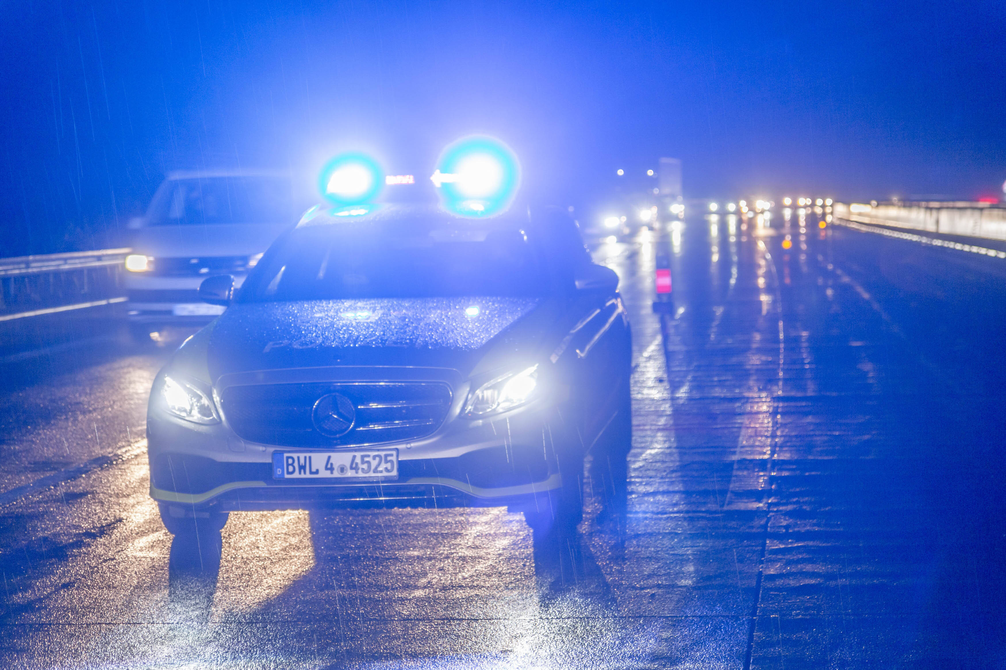 Mörder flieht vor Polizei und tötet bei Unfall unbeteiligte Person! Schrecklicher Unfall