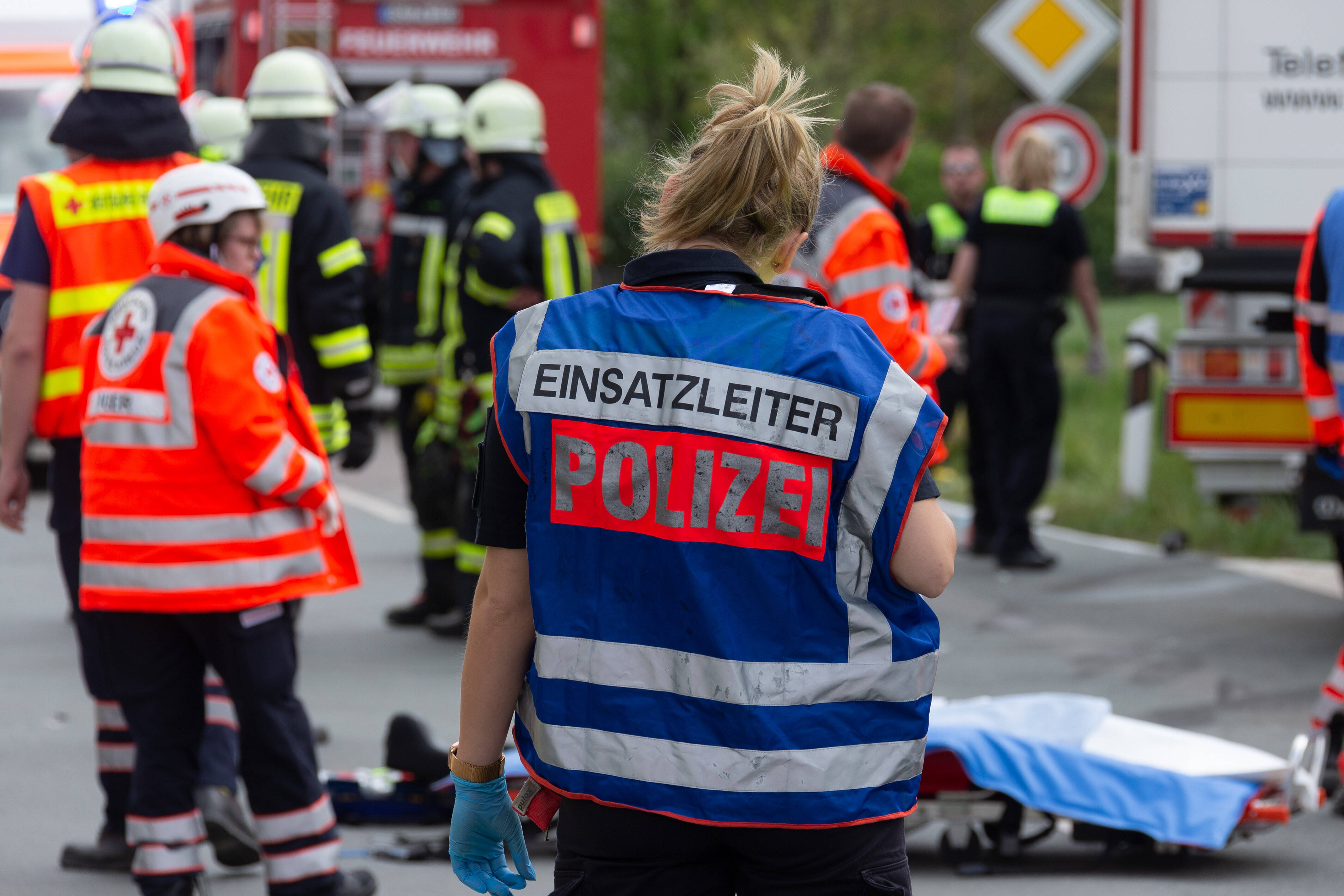 Seniorin rast auf Gehweg und überfährt Mutter - Töchter müssen alles mit ansehen!
