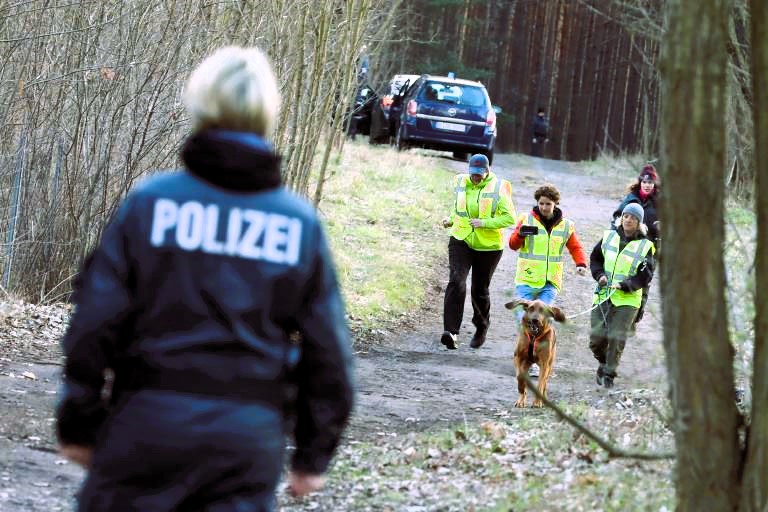 Mutter und Kind tot im Wald entdeckt! Spaziergänger machen Horrorfund, hat die Mutter sich und das Kind getötet?