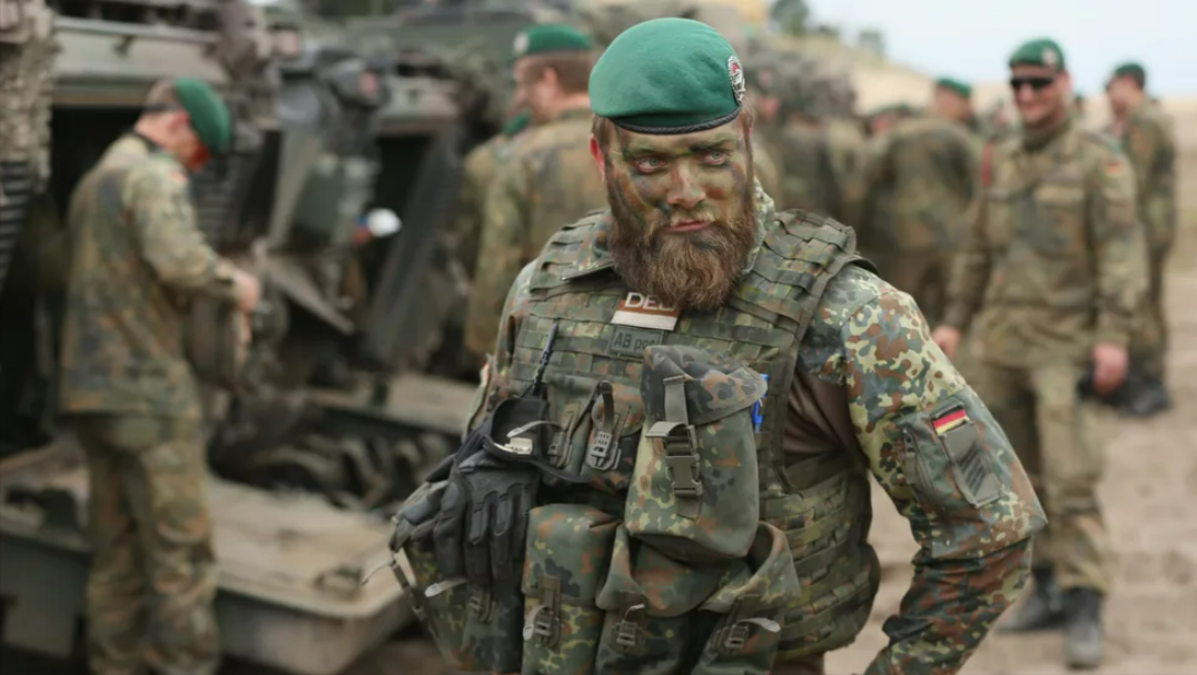 Bundeswehr suspendiert hochrangigen General - hat er einen Soldaten geküsst?