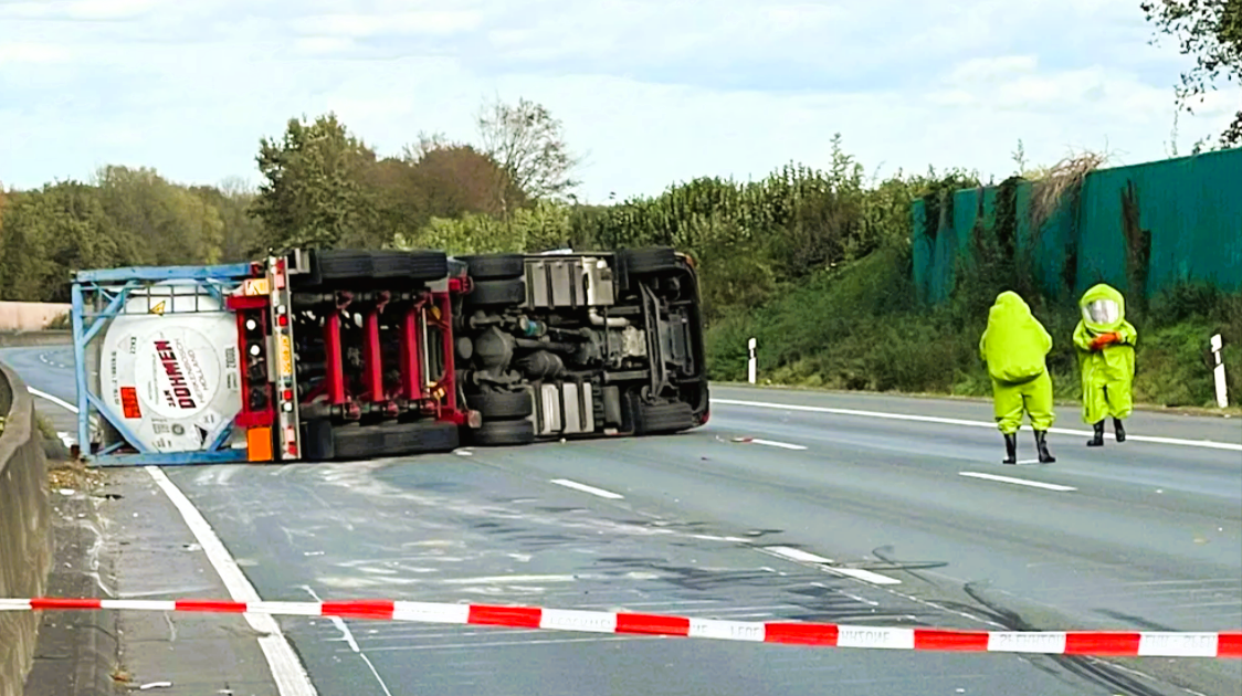 Vollsperrung! Explosionsgefahr auf der Autobahn! Gefahrgut-Laster umgekippt!