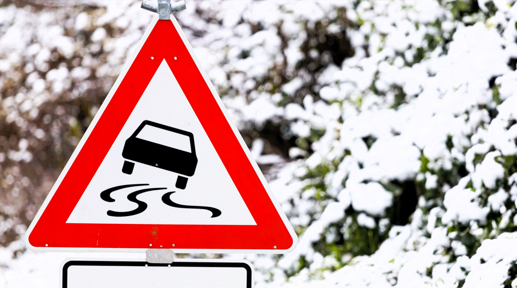 Schneechaos auf deutschen Straßen: Wintereinbruch mit Schnee und Glatteis im April