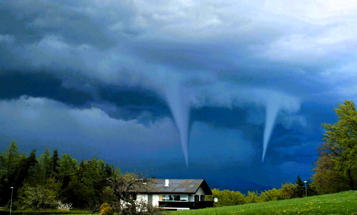 Tornado Warnung! Video zeigt Tornado direkt bei Deutscher Stadt!