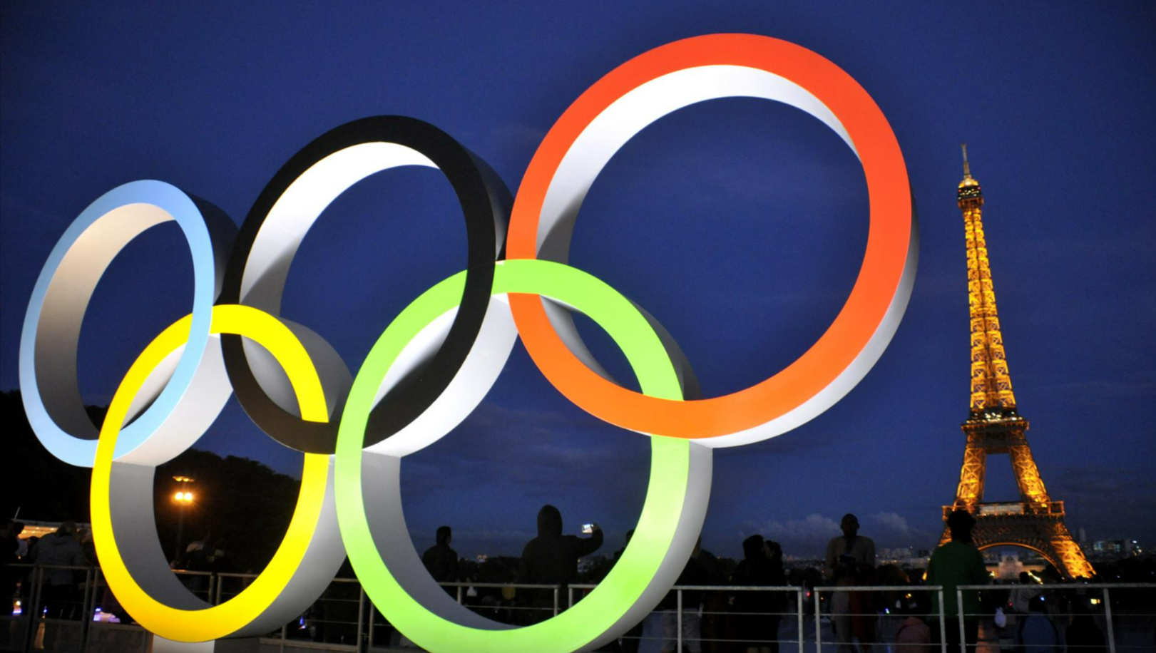 Evakuierung bei Olympia!  Mann klettert auf den Eifelturm - Sicherheitskräfte schlagen Alarm!