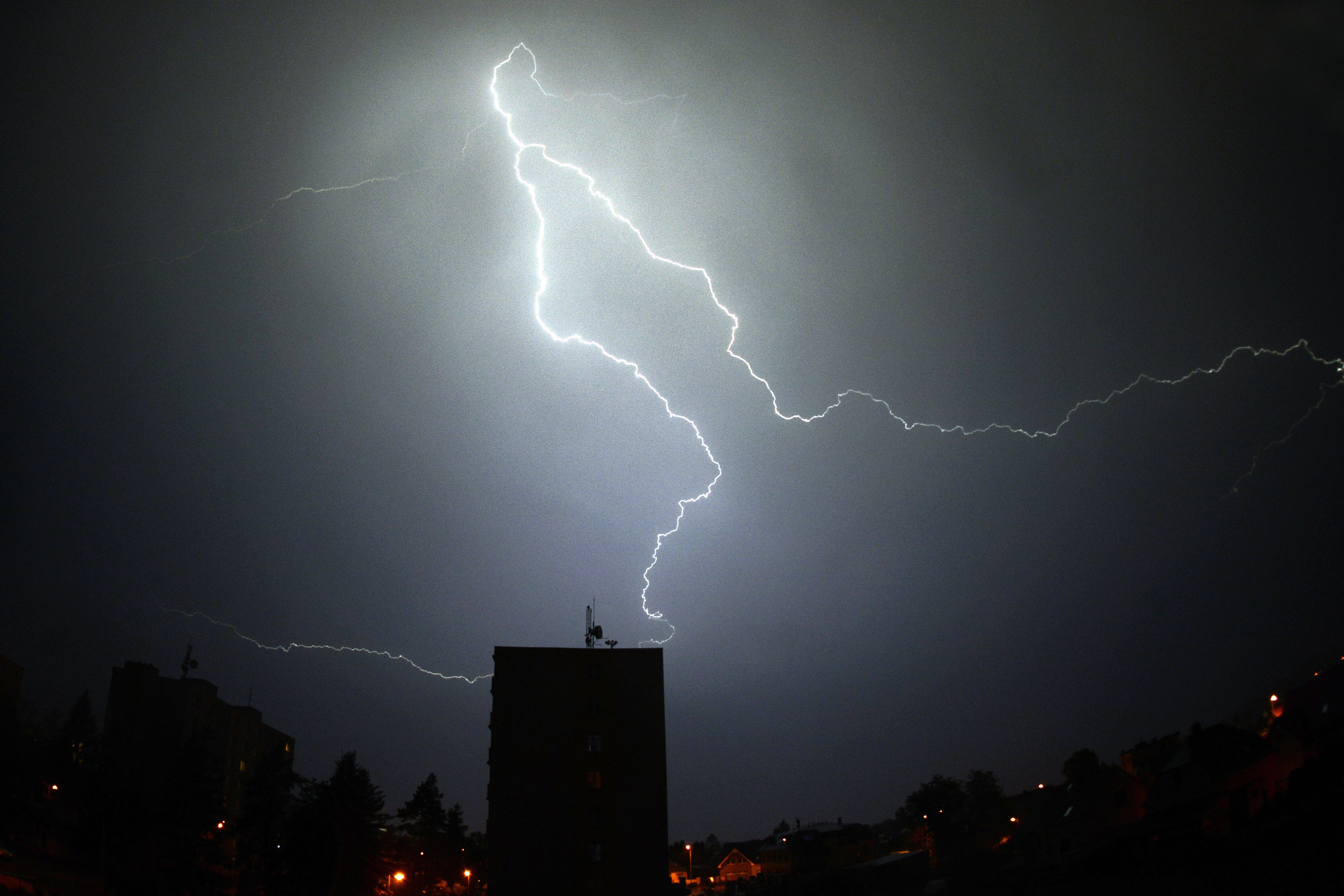 Deutsches Touristenpaar von Blitz getroffen! Schweres Unwetter bringt Lebensgefahr!