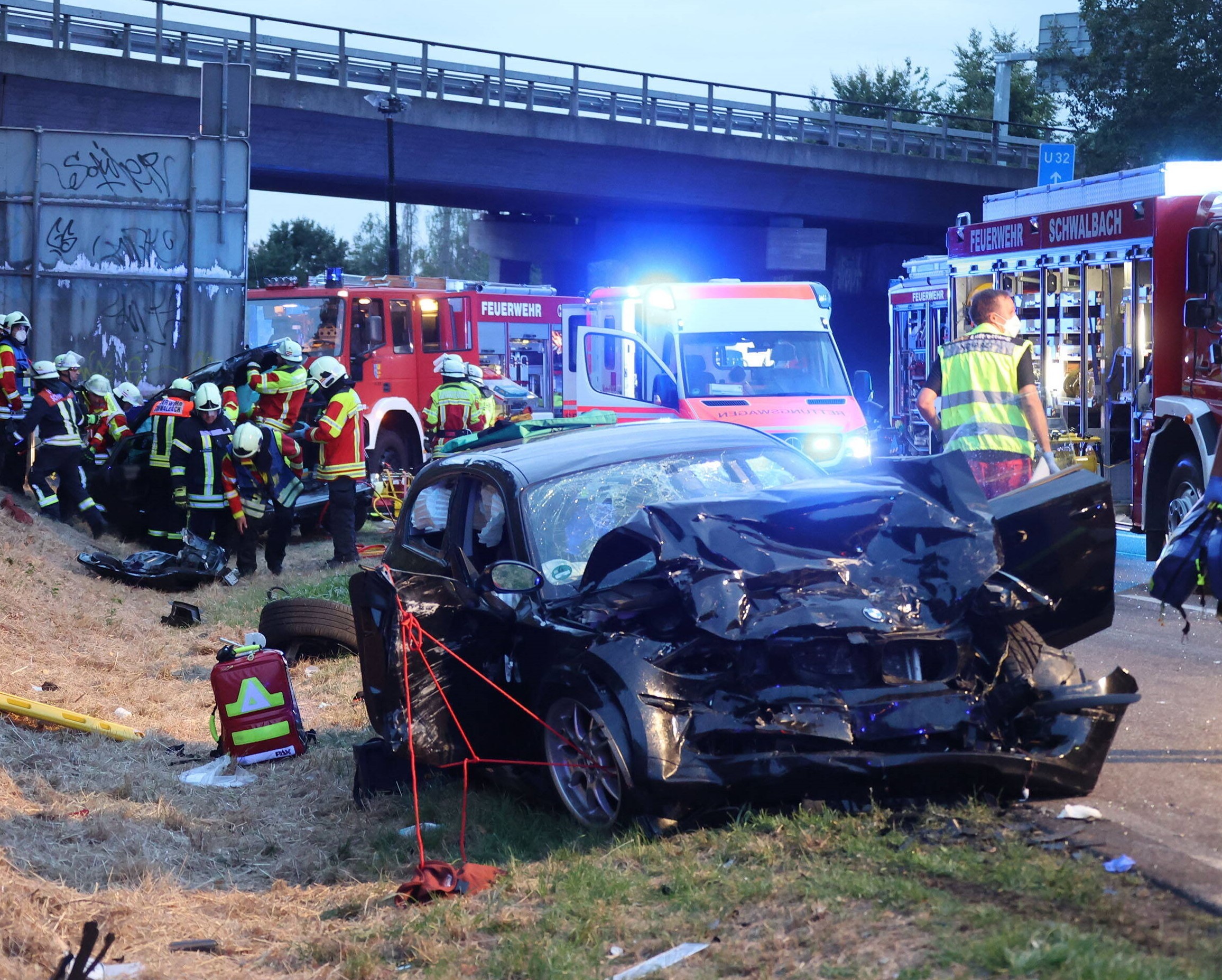 Autobahn-Vollsperrung! Unfall-Chaos - Autobahn muss nach mehreren Unfällen voll gesperrt werden