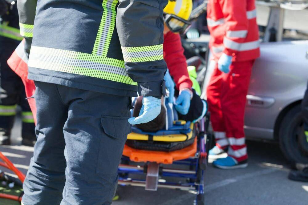 Polizei jagt Todesfahrer! Mann stirbt nach Unfall, kleiner Junge schwer Verletzt - Unfallfahrer flüchtet!