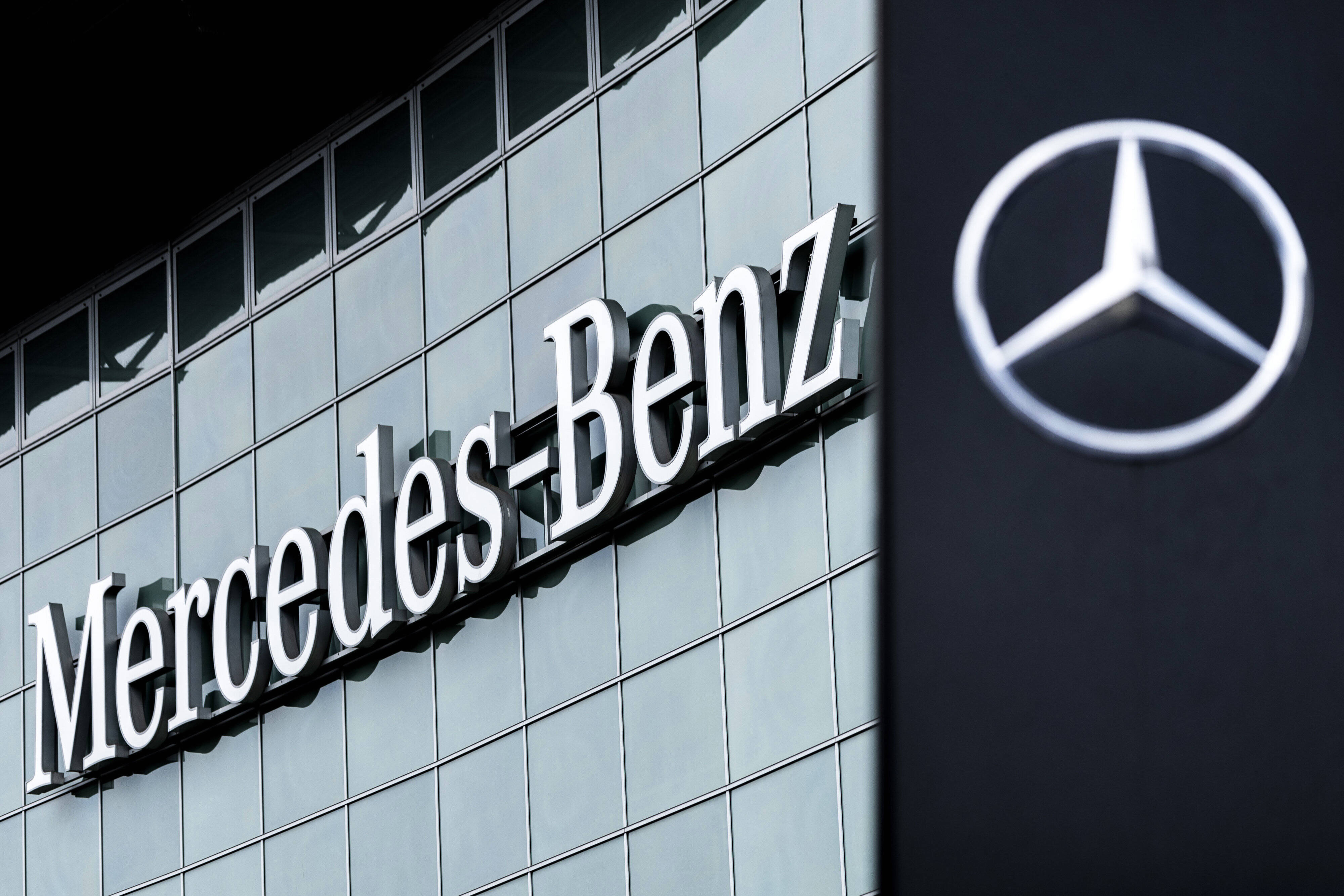 Mercedes Vorstand stirbt bei Unfall - mit 52! Trauer bei Daimler-Benz - was ist geschehen?