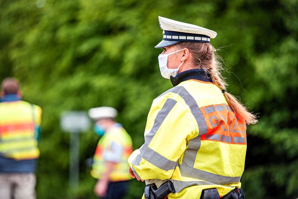 Messerangriff! 3 Menschen niedergestochen - Polizei leitet Fahndung ein